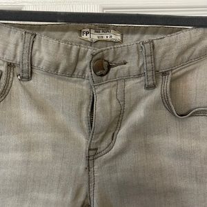 FREE PEOPLE Skinny light gray jeans.